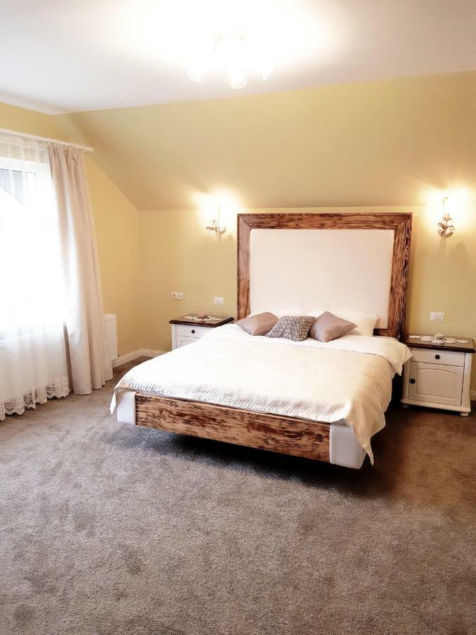 Apulum Gardens Hotel อัลบายูเลีย ภายนอก รูปภาพ